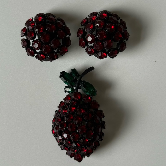 VTG Warner Red Prong Set with Rhinestone Fruit Strawberry Brooch & Clip Earrings - Picture 1 of 6